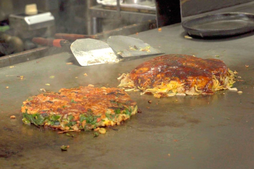 お好み焼きみいちゃん「豚玉 そば入り」と「豚ねぎ焼き」