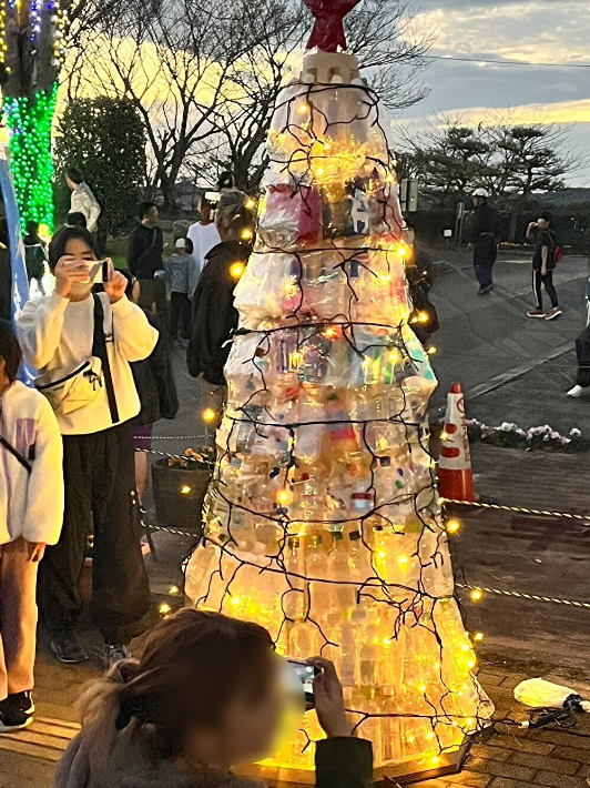 昨年も大勢の人が点灯を見守りました