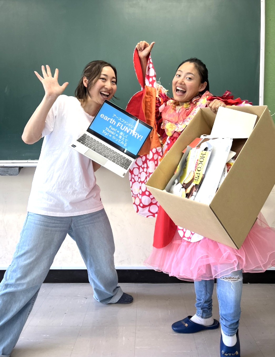 渡邉美玲さん(左)と、冨田后加さん。団体名の由来は、地球(earth)のことを楽しく(fun)考え(think)やってみよう(try)!