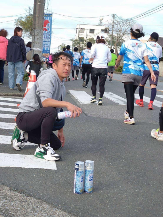 後半の難所、清見台の坂で待機する鈴木真人さん