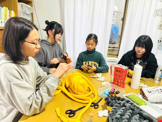 「新しいことに挑戦するのが楽しみ!」と熱心に準備中