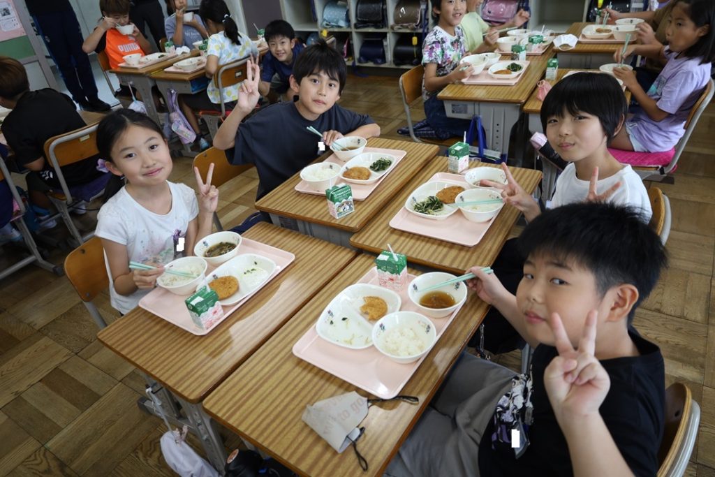 給食を食べる小学生の皆さん