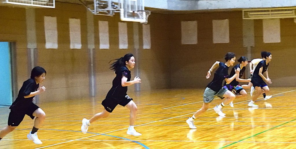藤岡麻菜美さん スクールでは一緒にダッシュすることも