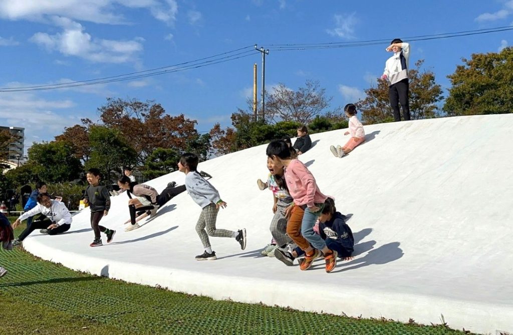 高洲第二団地「しろやま公園」体をたくさん使って遊ぼう