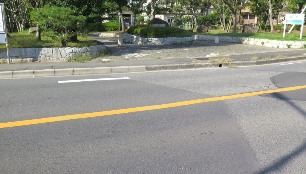 「じゅん菜池通り」市道前のじゅん菜池緑地