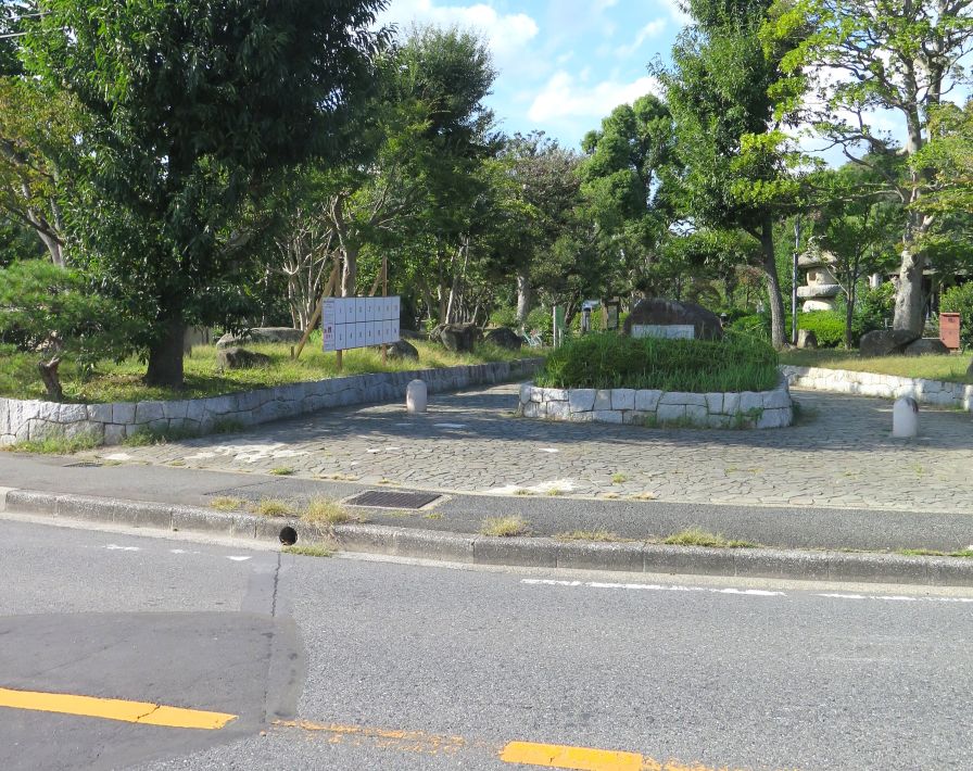 「じゅん菜池通り」市道前のじゅん菜池緑地