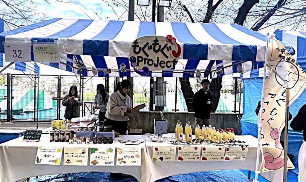 東京農大もぐもぐProject×あんばい農園(千葉市)大学収穫祭で販売している様子