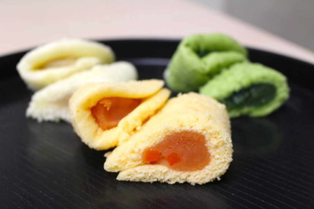 「ちいきの逸品」もりしん 棒状とさいの目状のニンジンが入っているニンジン味(手前)