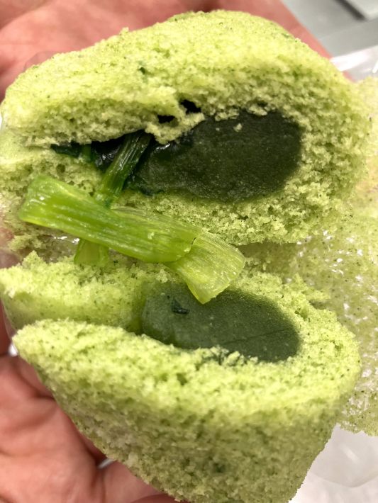 「ちいきの逸品」もりしん 小松菜が顔をのぞかせている