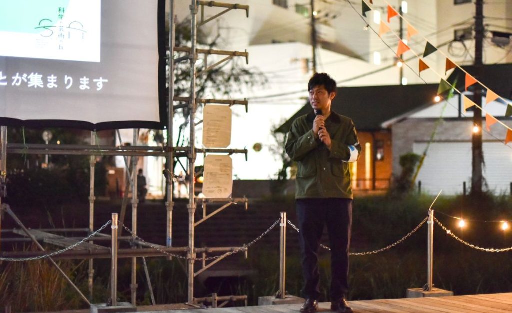 10月に開かれた「坂川ながるるシネマ」。普段は静かな夜の広場に光がともり、にぎわいが生まれました（©Asuka Sato）