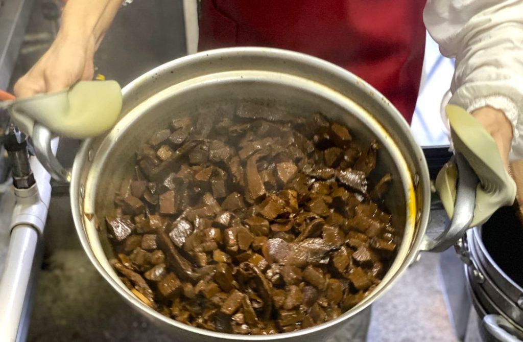 「佃煮 近江」10㎏ほどある大きな鍋を手で返すのは至難の業