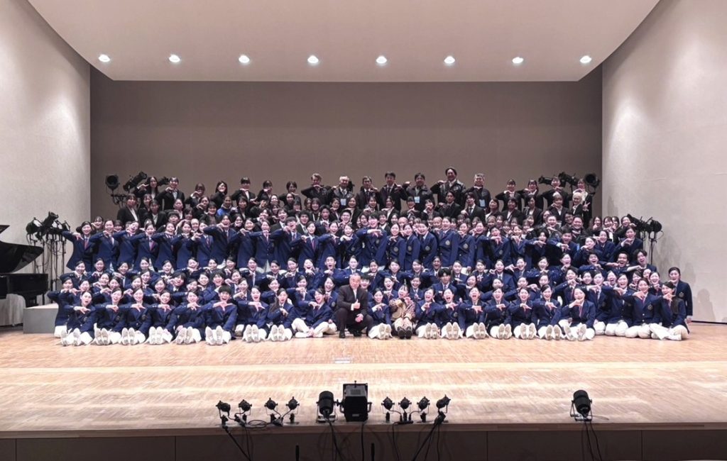 第41回定期演奏会前に元気にポーズを取る市立船橋高校吹奏楽部の皆
さん（2024年12月22日・船橋市民文化ホールで＝同部提供）