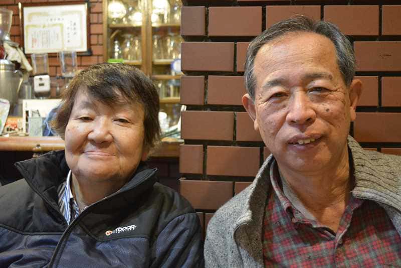 総務担当の樋口淳雄さん（右）と会員の小宮育夫さん