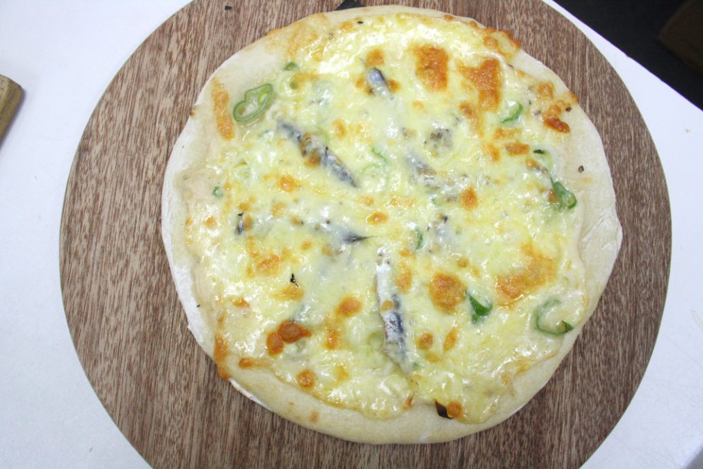 近隣の海で獲れたイワシと山武市の野菜を使用した「いわしピザ」1,000円