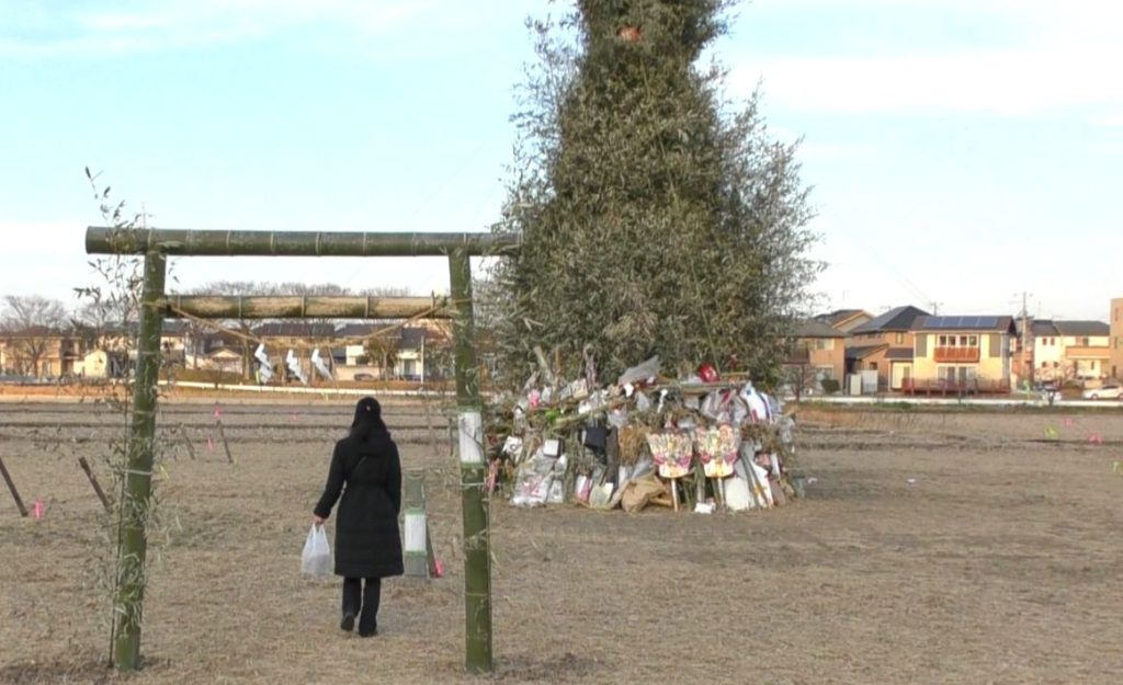君津市郡地区の「どんど焼き」 お正月飾りなどをやぐらに納めます