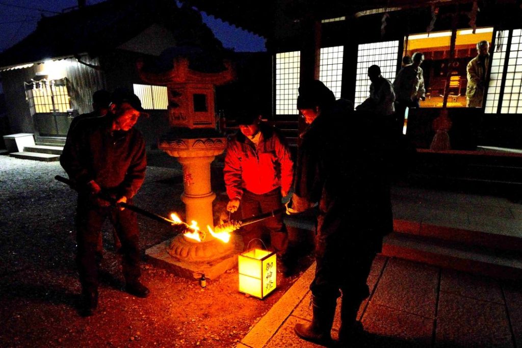 君津市郡地区の「どんど焼き」地元神社から火をもらい、どんど焼きが始まります
