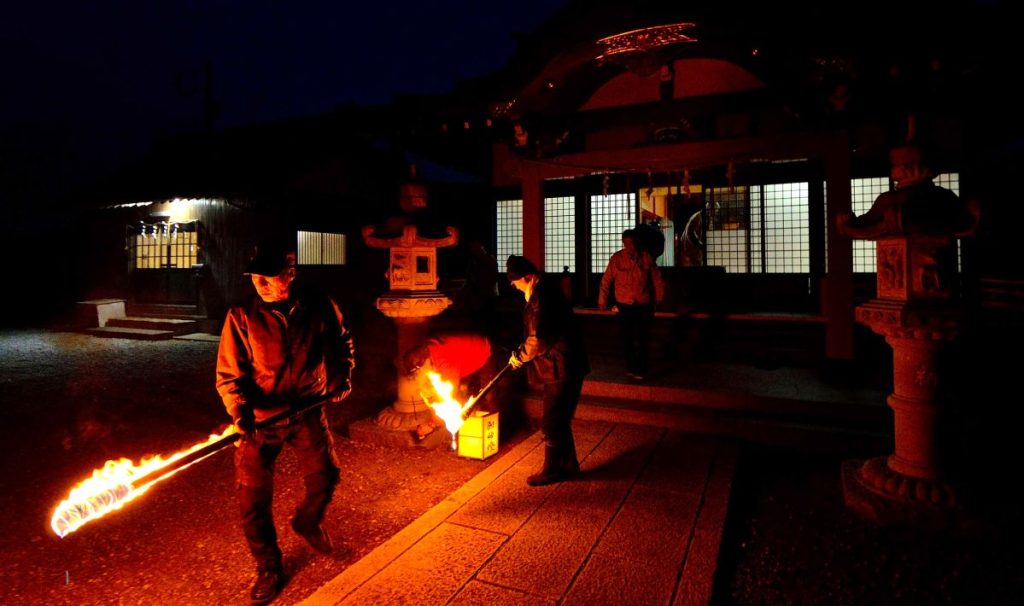 君津市郡地区の「どんど焼き」地元神社から火をもらい、どんど焼きが始まります