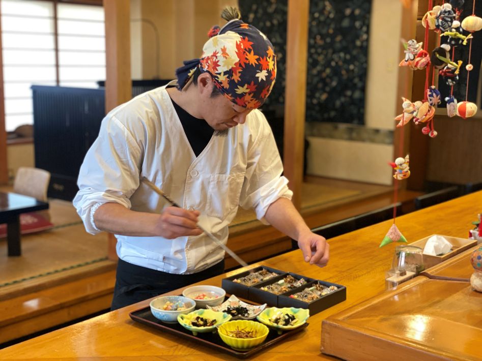 「日本料理しみずや」戸辺さんが一つ一つ手作業で仕上げる手毬みそ