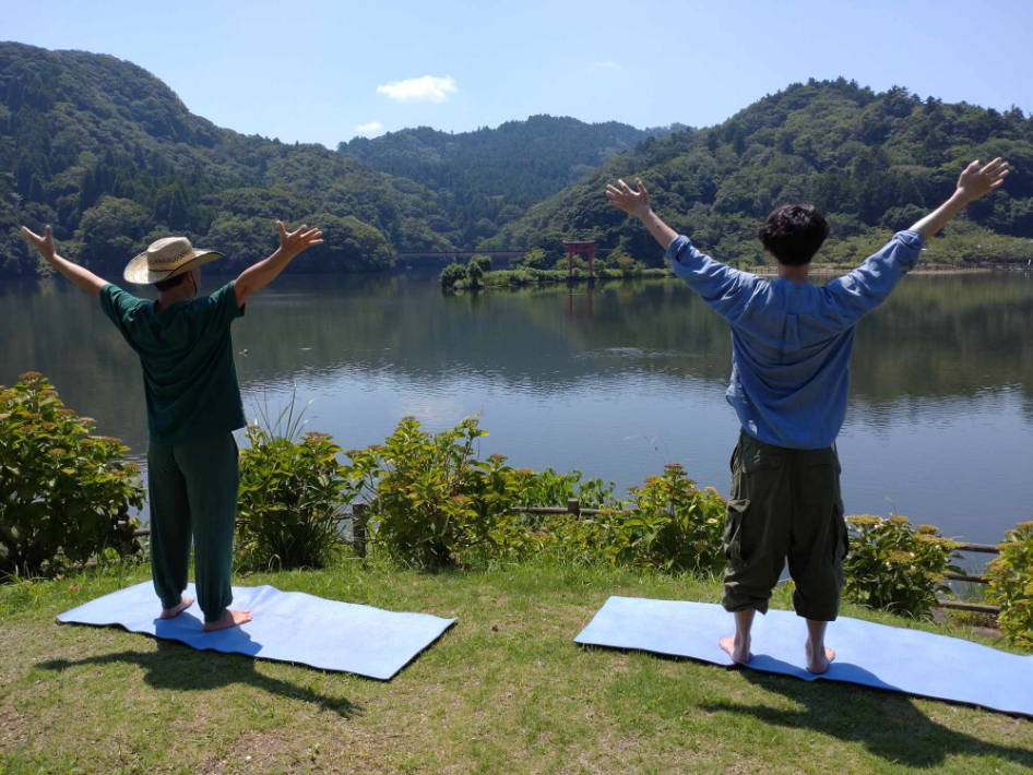 リトリートの一つである湖畔でのヨガ