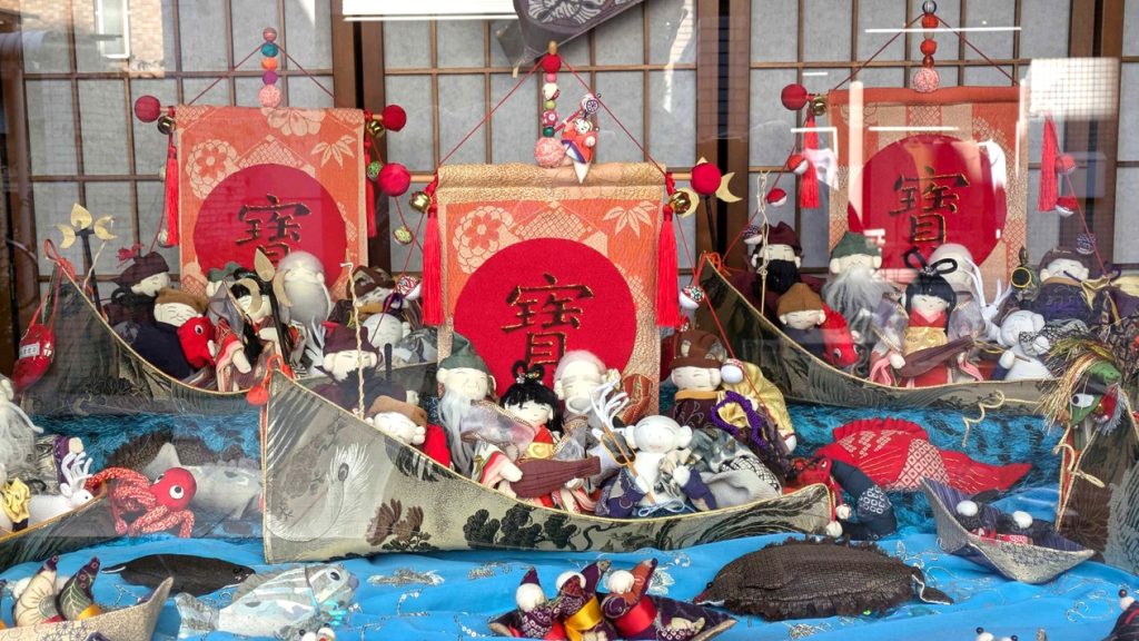 ふれあいアート展では、おめでたい七福神や巳年にちなんだ蛇の飾りも