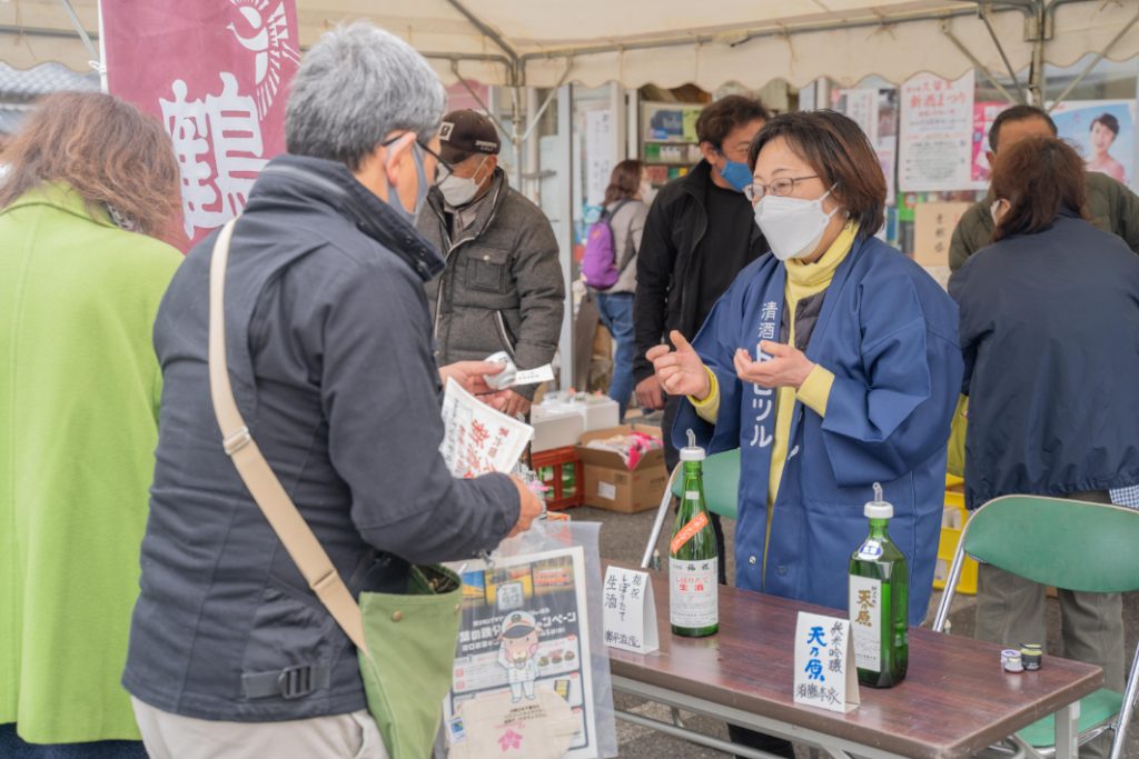 蔵元の皆さんと言葉を交わしながら