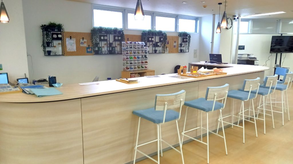 カフェカウンターではお茶を飲みながら大学生とおしゃべりも