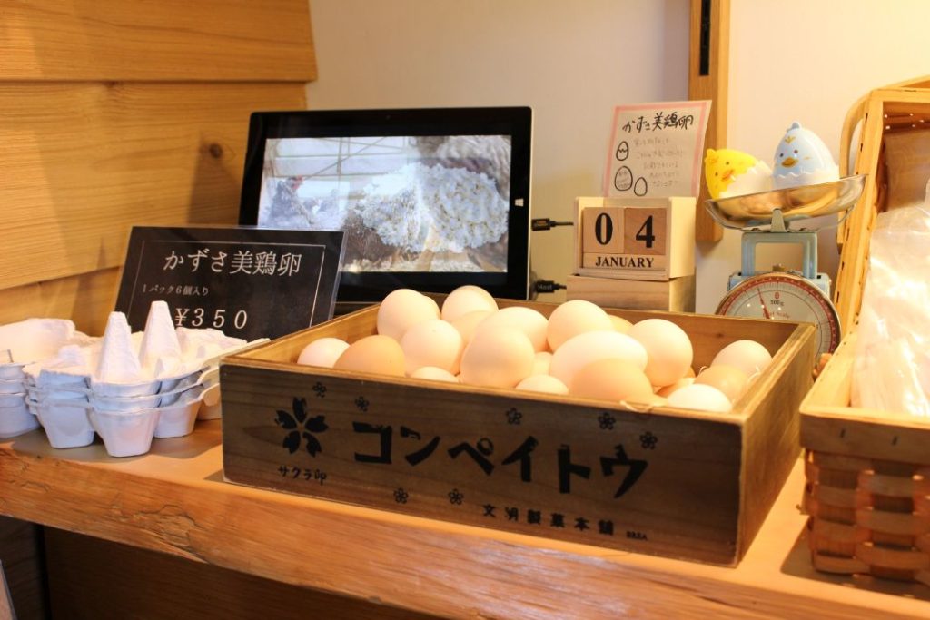 穴太商店　店内で販売しているかずさ美鶏卵