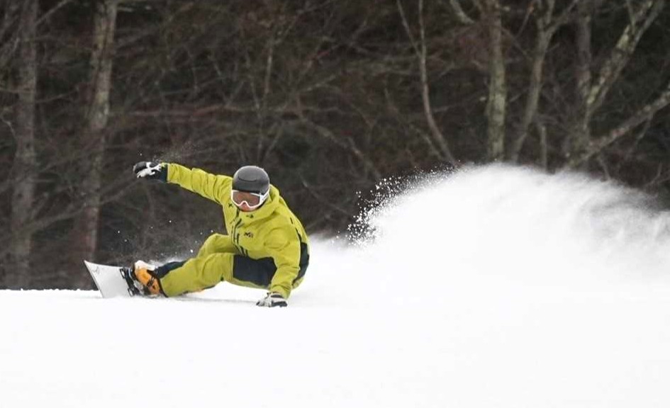 雪しぶきを上げて滑る奥田蓮兜さん奥田大翔さん