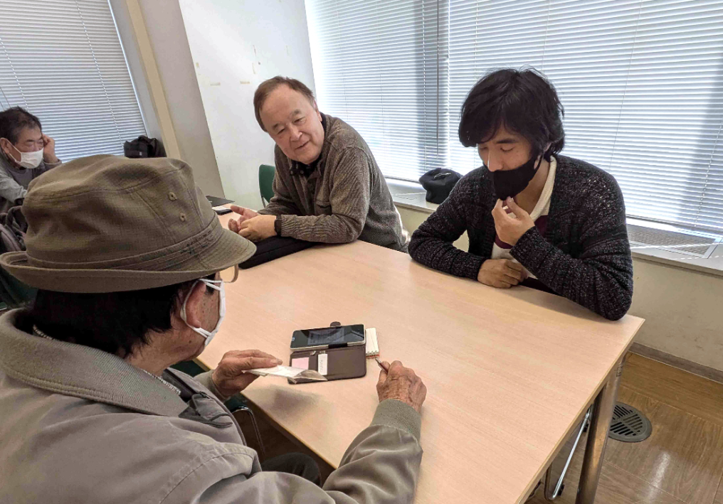 20代のボランティアスタッフ（右）がLINE導入をサポート（その隣が濱田さん）
