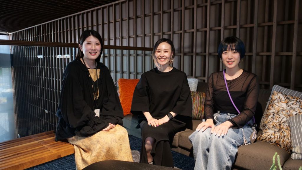 左から、鹿子さん、篠田さん、李さん