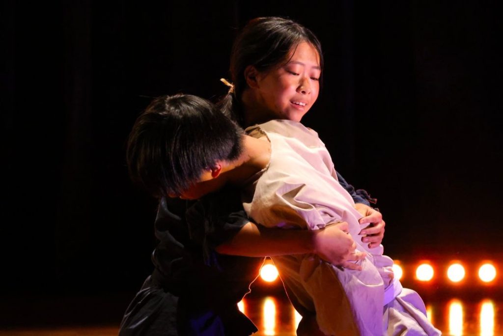八千代松陰高等学校 演劇部　自分を裏切った相手を助け、抱擁するシーン（「オロチの鉄」より）