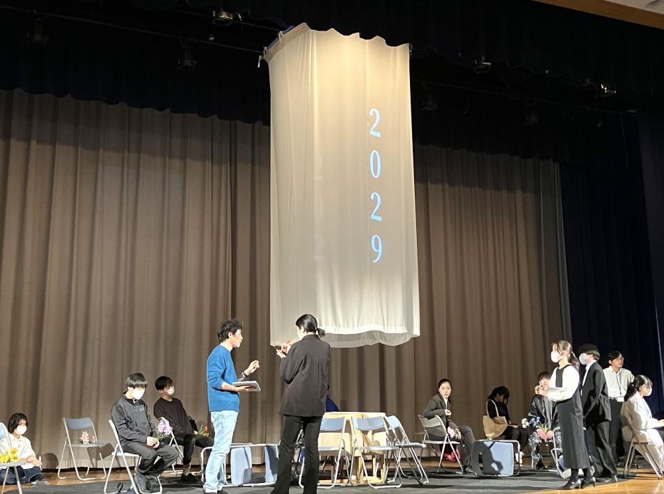 八千代松陰高等学校 演劇部　ワークショップで講師の薄平氏からフィードバックを受ける様子