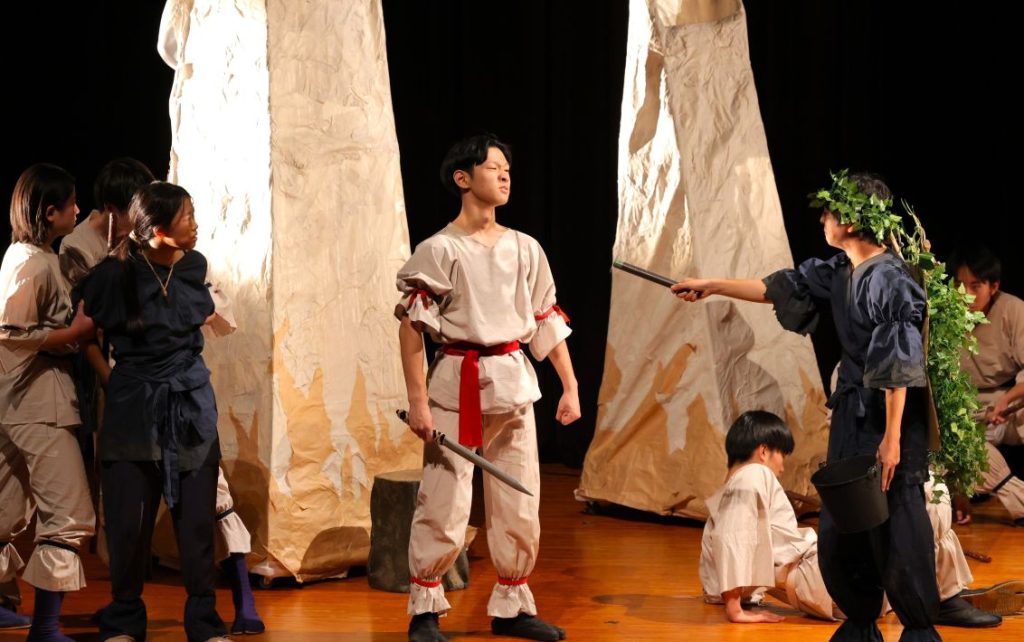 八千代松陰高等学校 演劇部　試行錯誤しながら作った衣装と舞台装置（「オロチの鉄」の１シーン）