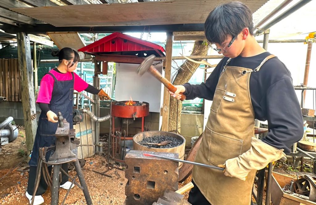 八千代松陰高等学校 演劇部　作品「オロチの鉄」のため実際に鍛冶を体験し役の感覚を身体に落とし込む