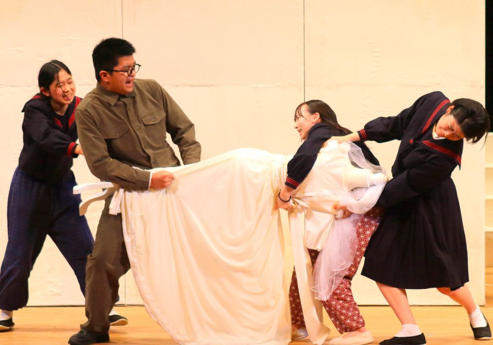 八千代松陰高等学校 演劇部　ドレスをめぐる攻防でドレスが破れるという大胆な演出も（「結婚相談所員の手記」より）