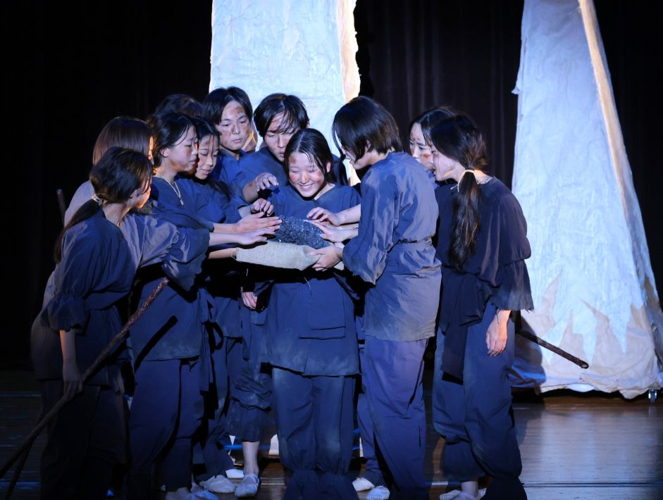 八千代松陰高等学校 演劇部　製鉄で得られた鋼に触れるシーンは真夏に鍛冶体験をした苦労が生きる（「オロチの鉄」より）