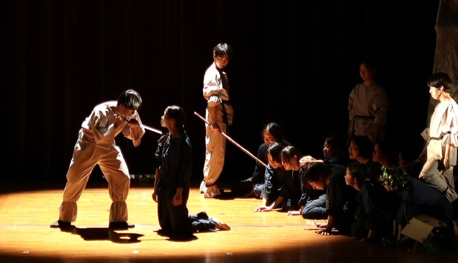 八千代松陰高等学校 演劇部　愛しい人に刃を向ける迫真の演技（「オロチの鉄」より）