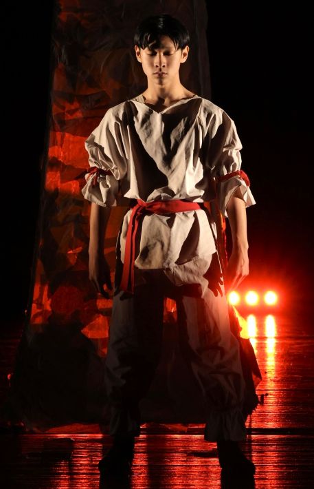 八千代松陰高等学校 演劇部　恐ろしいヤマト兵登場の場面を照明でも表現（「オロチの鉄」より）