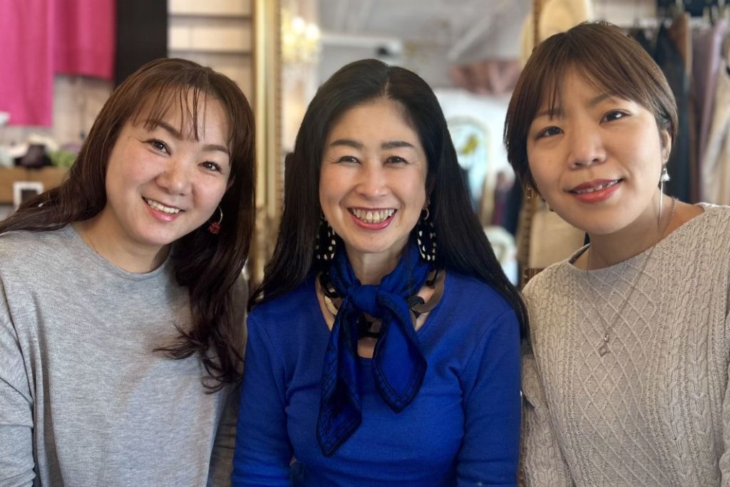 みんなでプロジェクトメンバー（左から真紀さん、有理さん、恵さん）