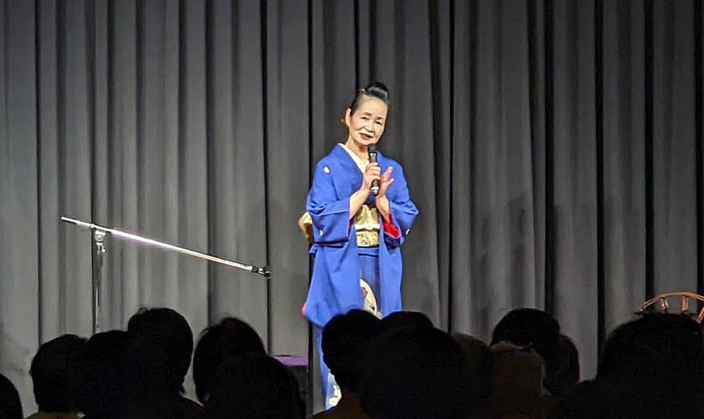 多くの観客の前で語る熊澤さん