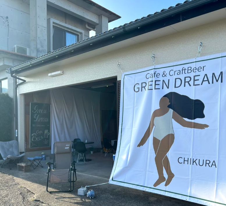 DREAM BREWERY 木造のガレージをリノベーションした店内