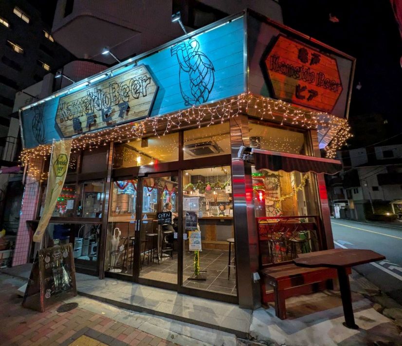 亀戸ビア 店内のテーブルやほとんどの装飾は手作り