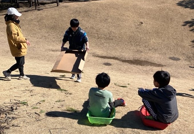 船橋市市民活動団体「かけわたし」そりすべりで楽しむ子どもたち