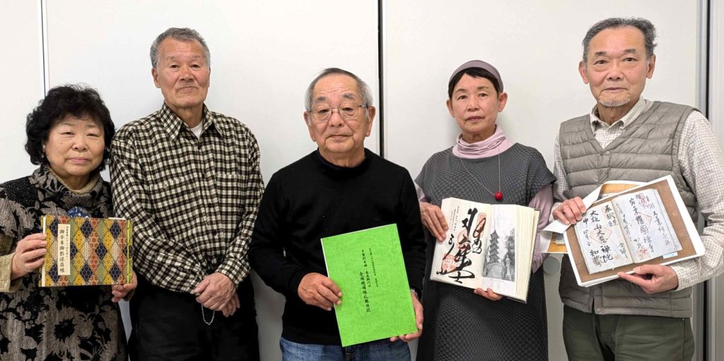 古文書に見る柏歴史研究会 主な編集メンバー。中央が編集長の安原さん