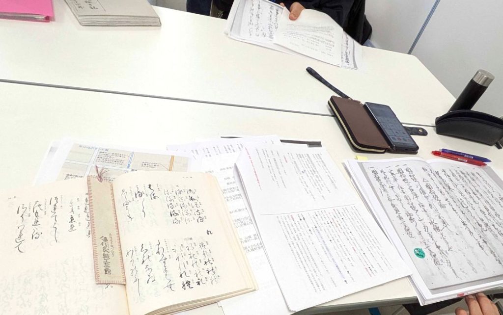 古文書に見る柏歴史研究会　定例の勉強会の様子