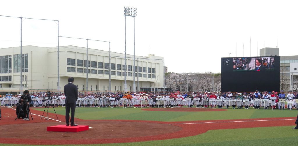 「国府台スタジアム」が完成！市内のアマチュアチームがずらり集結！スクリーンにはグラウンドの様子が映し出されています
