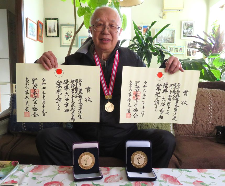 優勝の賞状を持つ大谷章助さん