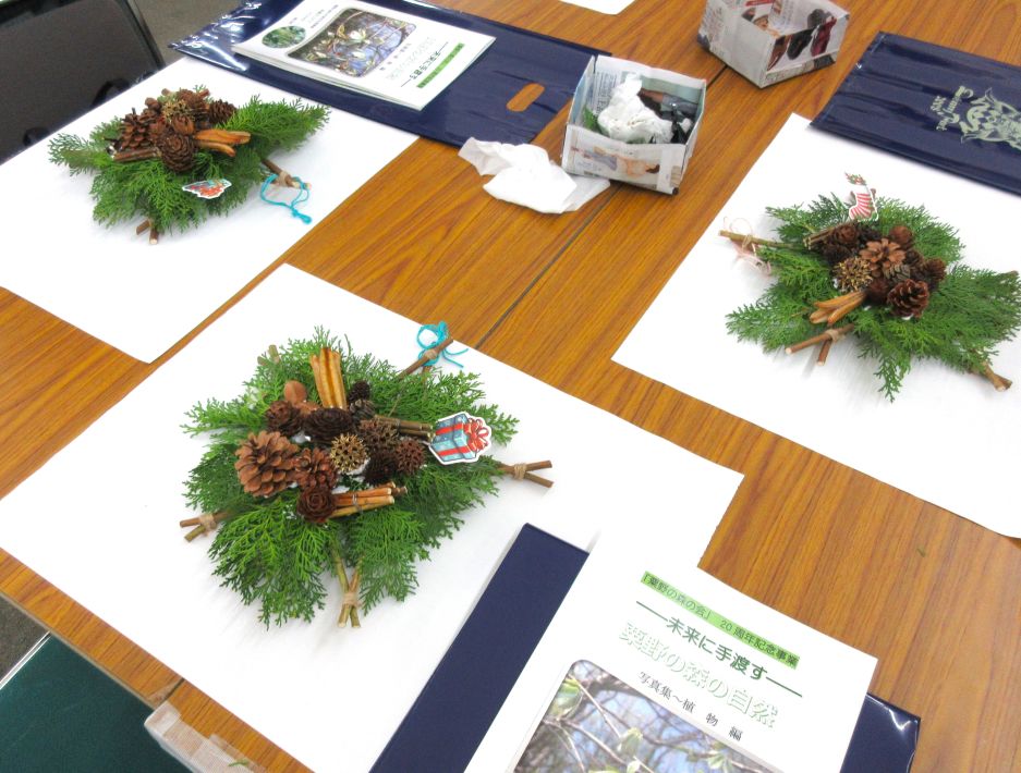 鎌ケ谷市の「在宅介護者のつどい」手工芸「クリスマスリース」「うさぎのお雛様」