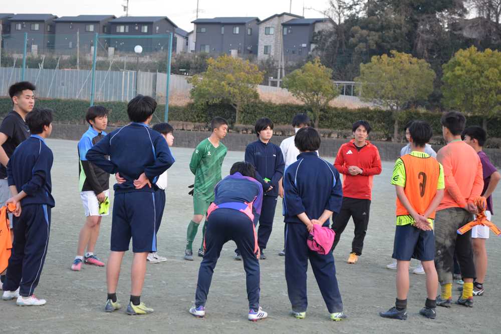 熱血指導の平田監督（赤いウエア）