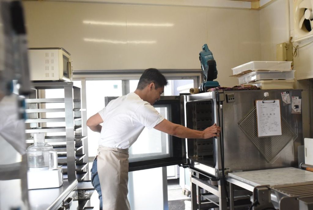 動線を考えてコンパクトで清潔にまとめられた工房内